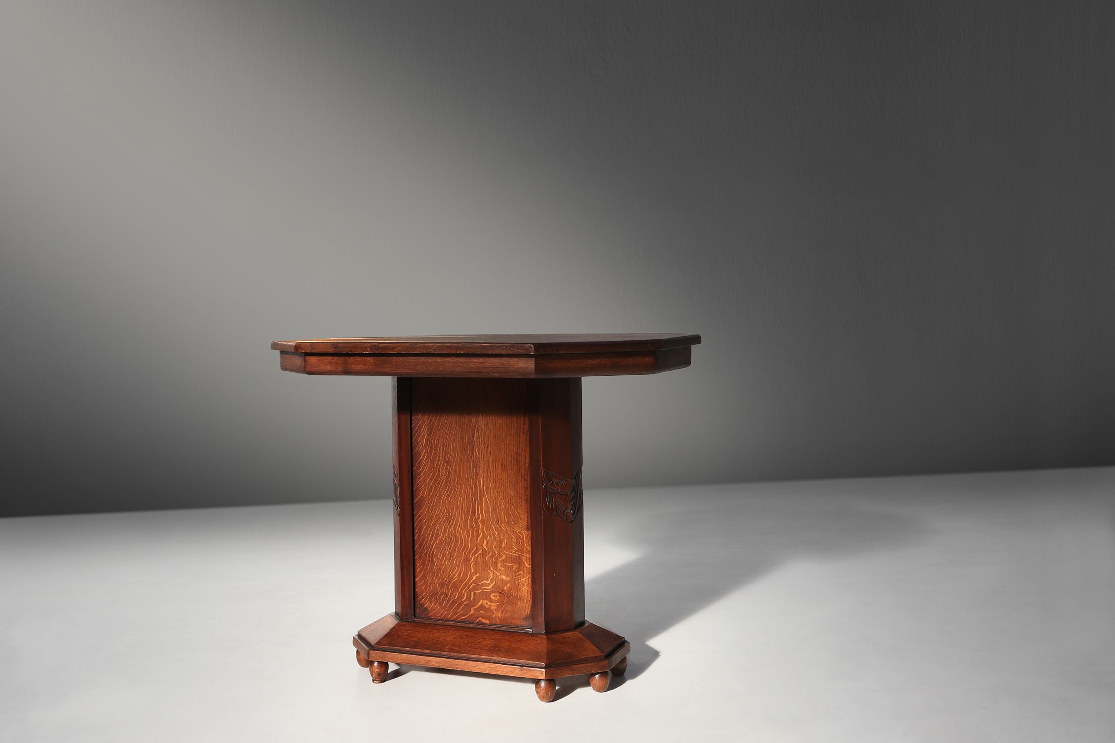 Art Deco side table 1920thumbnail